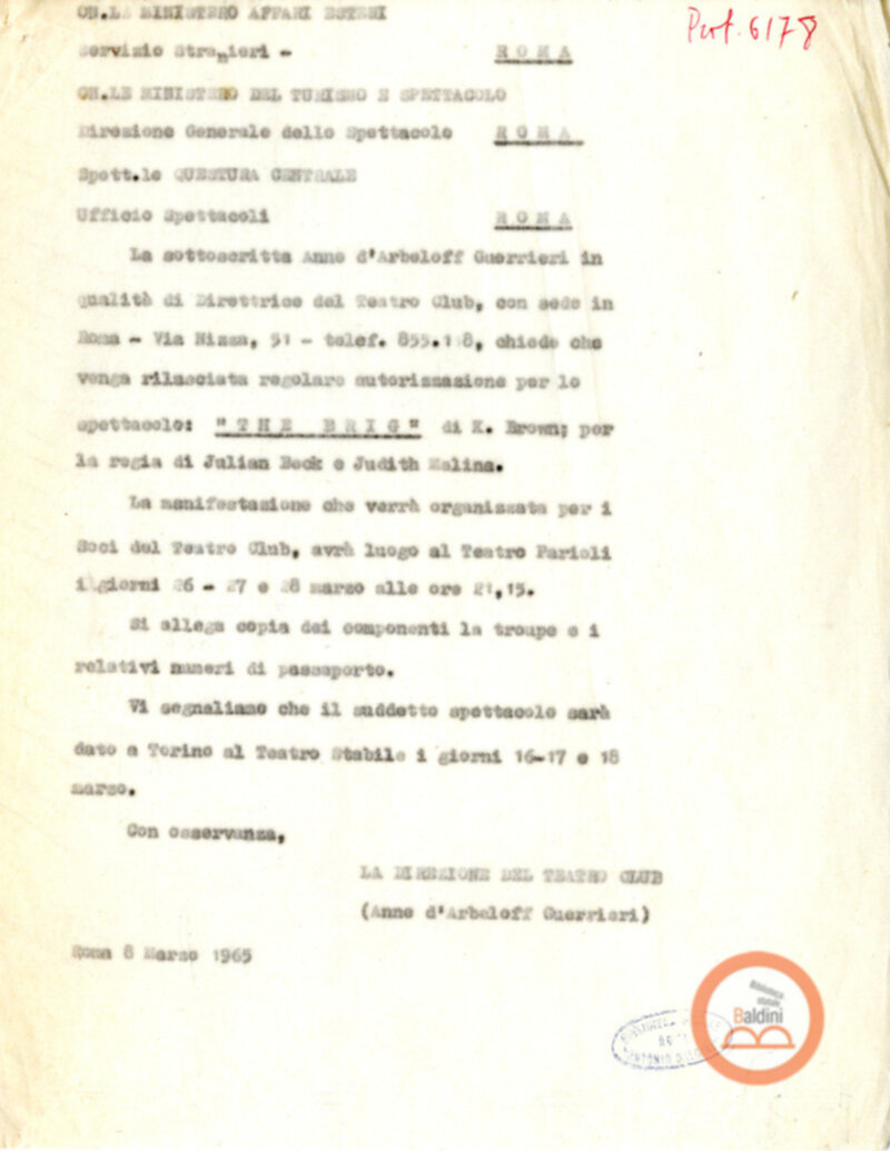 Richiesta (minuta) di regolare autorizzazione inviata da Anne d'Arbeloff Guerrieri al Servizio stranieri del Ministero degli affari esteri in occasione della rappresentazione dello spettacolo "The Brig" ad opera del Living Theatre con allegato l'elenco dei componenti della troupe e dei relativi numeri di passaporto.