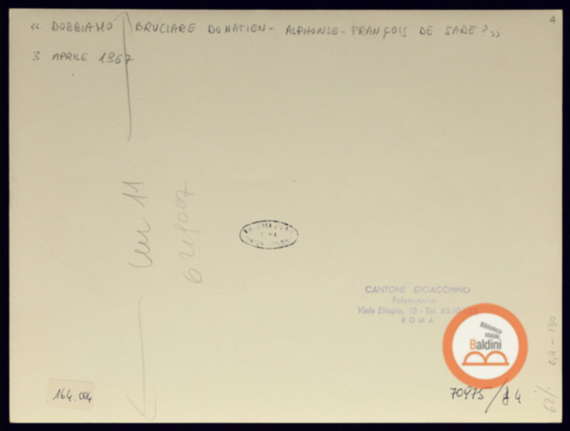 Immagine di Alberto Moravia e Dacia Maraini tra il pubblico di Dobbiamo bruciare Donatien-Alphonse...