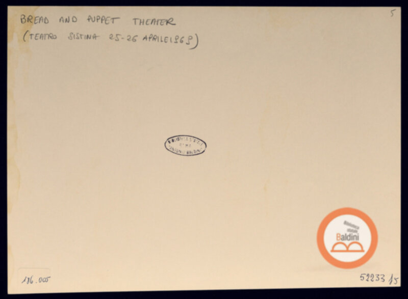 Immagine di Maschere e fantocci del Bread and Puppet Theatre, di New York, verso