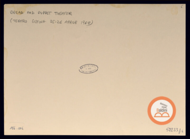 Immagine di Maschere e fantocci del Bread and Puppet Theatre, di New York, verso