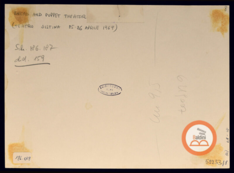 Immagine di Alcuni membri della compagnia del Bread and Puppet Theatre, di New York, verso