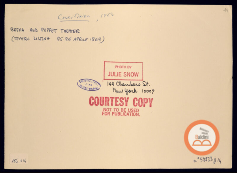 Immagine di Fantocci del Bread and Puppet Theatre, di New York, verso